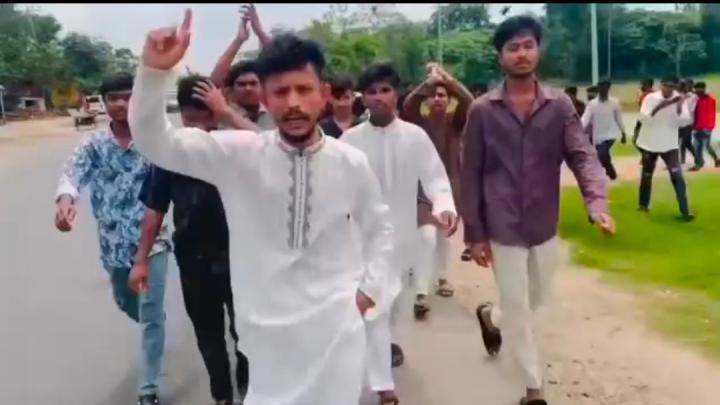 রায়পুরায় ঢাকা-সিলেট মহাসড়কে ছাত্রলীগের ঝটিকা মিছিল!