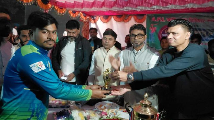 প্রবাসে থেকেও মানবিক কাজ করছেন শিবপুরের শরিফ