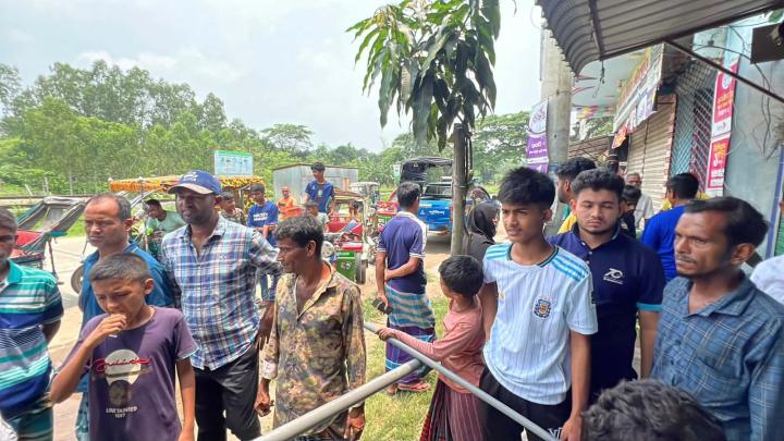 রায়পুরায় দোকানের ভেতর ব্যবসায়ীকে গলা কেটে হত্যার অভিযোগ 
