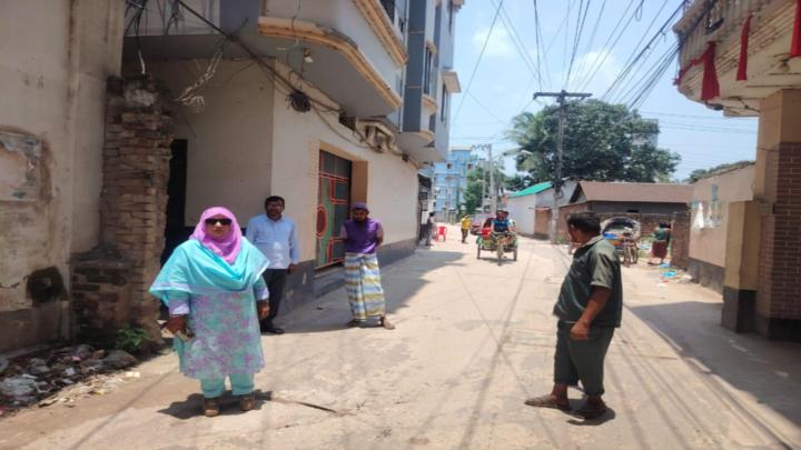 মাধবদী পৌরসভায় কোরবানির পশুর বর্জ্য অপসারণ 