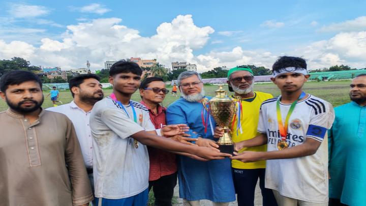 নরসিংদী আইডিয়াল হাই স্কুলের আন্তঃস্কুল ফুটবল টুর্নামেন্ট অনুষ্ঠিত 