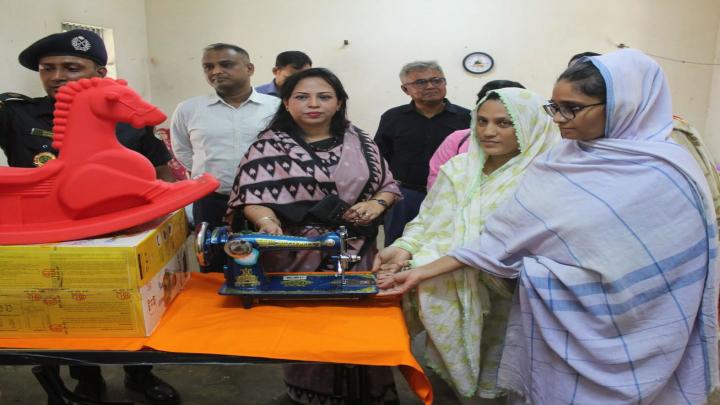 বন্দিদের দক্ষতা উন্নয়ন ও পুনর্বাসনে নরসিংদী কারাগারে উপকরণ বিতরণ