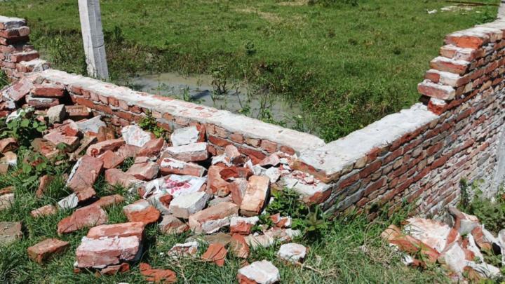 মাধবদীতে চাঁদা না পেয়ে নির্মাণাধীন দেওয়াল ভাংচুর